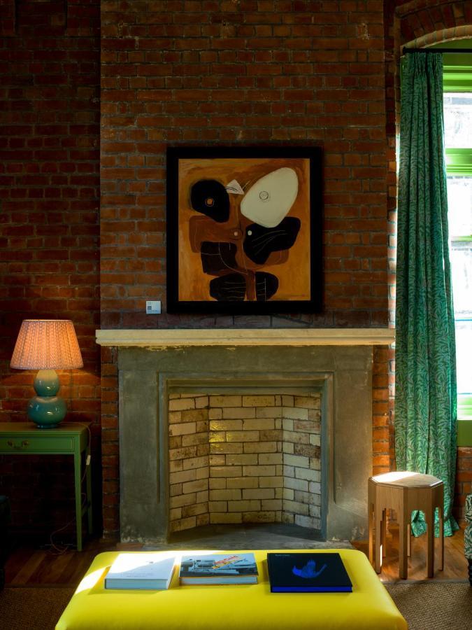 The Observatory Hotel 基督城 外观 照片 A fireplace at the house