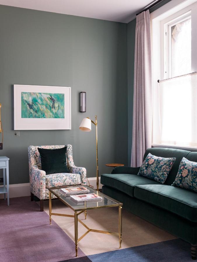 The Observatory Hotel 基督城 外观 照片 A living room with a green sofa