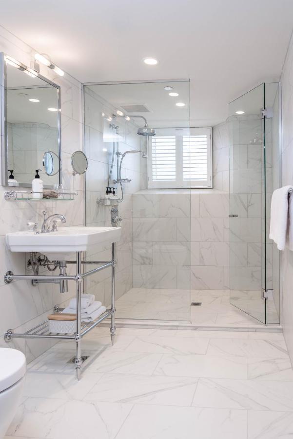 The Observatory Hotel 基督城 外观 照片 A shower with a sliding door