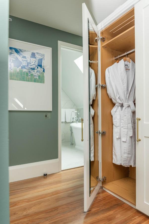 The Observatory Hotel 基督城 外观 照片 A bathrobe hanging on a door