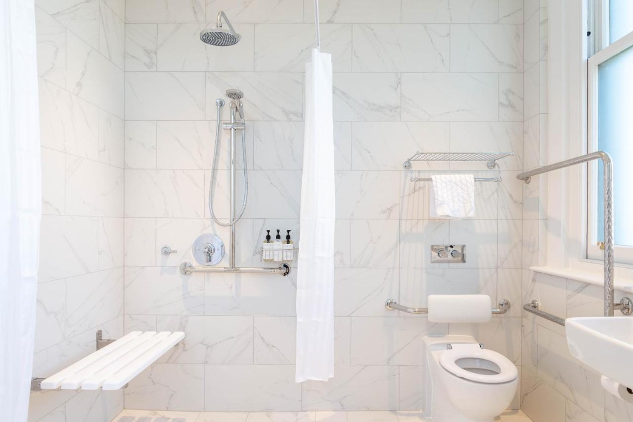 The Observatory Hotel 基督城 外观 照片 A shower curtain
