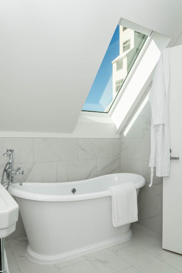 The Observatory Hotel 基督城 外观 照片 A fixed skylight in a bathroom